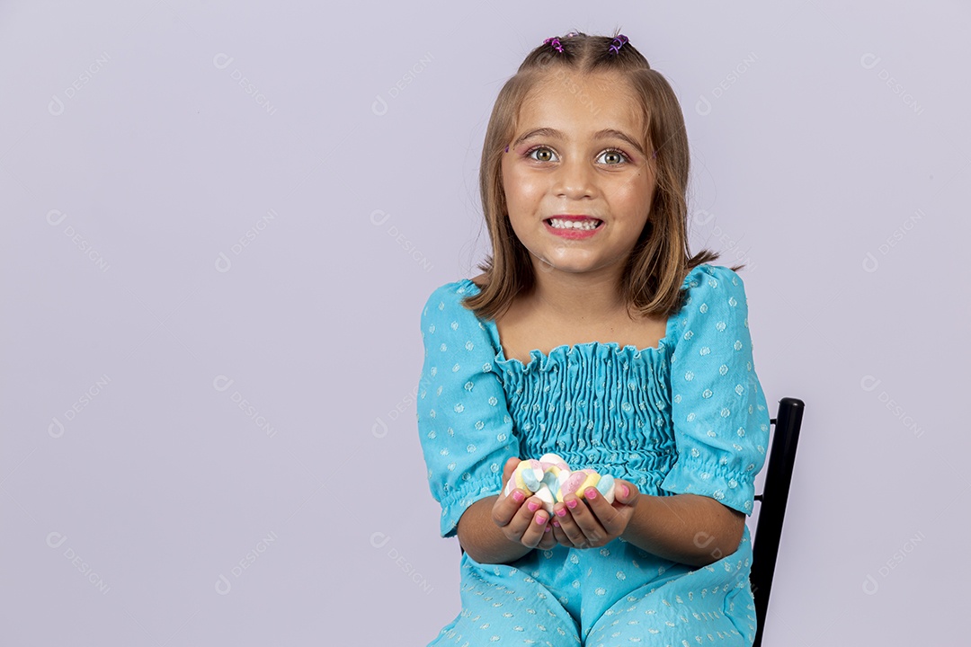 Linda garota sobre fundo isolado branco