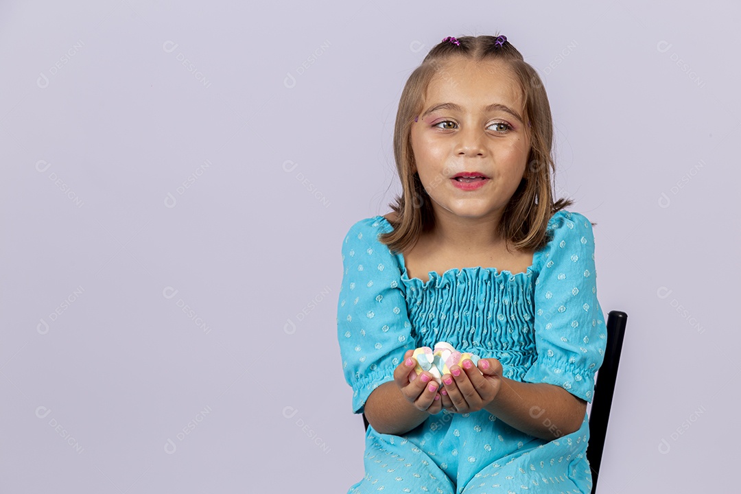 Linda garota sobre fundo isolado branco