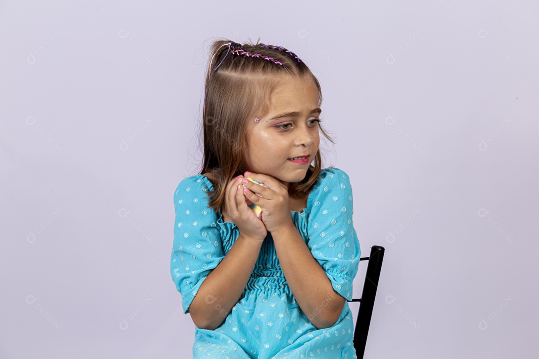 Linda garota sobre fundo isolado branco