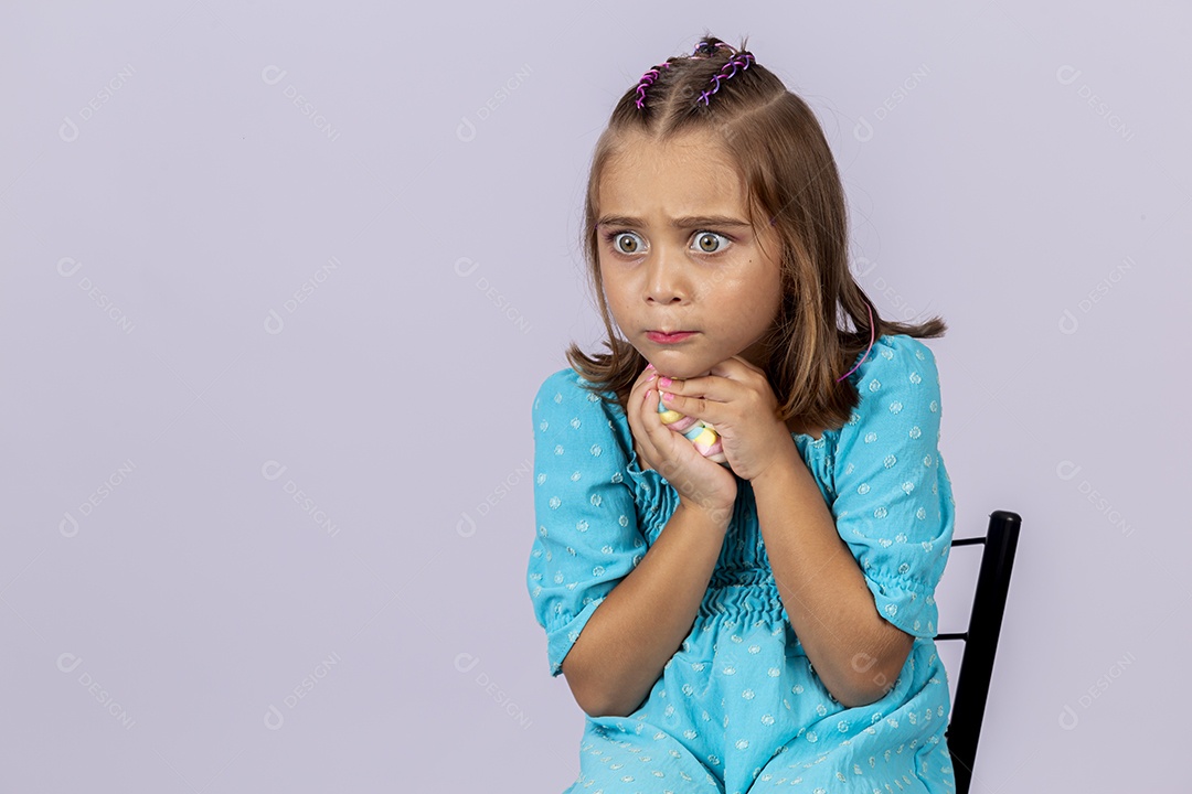 Linda garota sobre fundo isolado branco