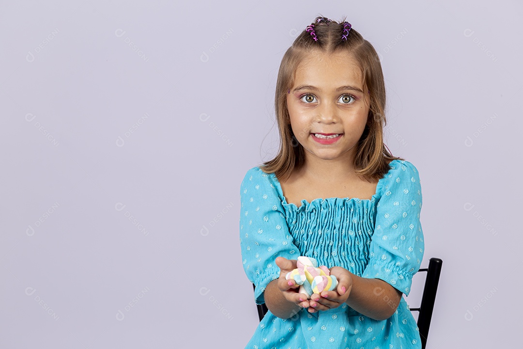 Linda garota sobre fundo isolado branco