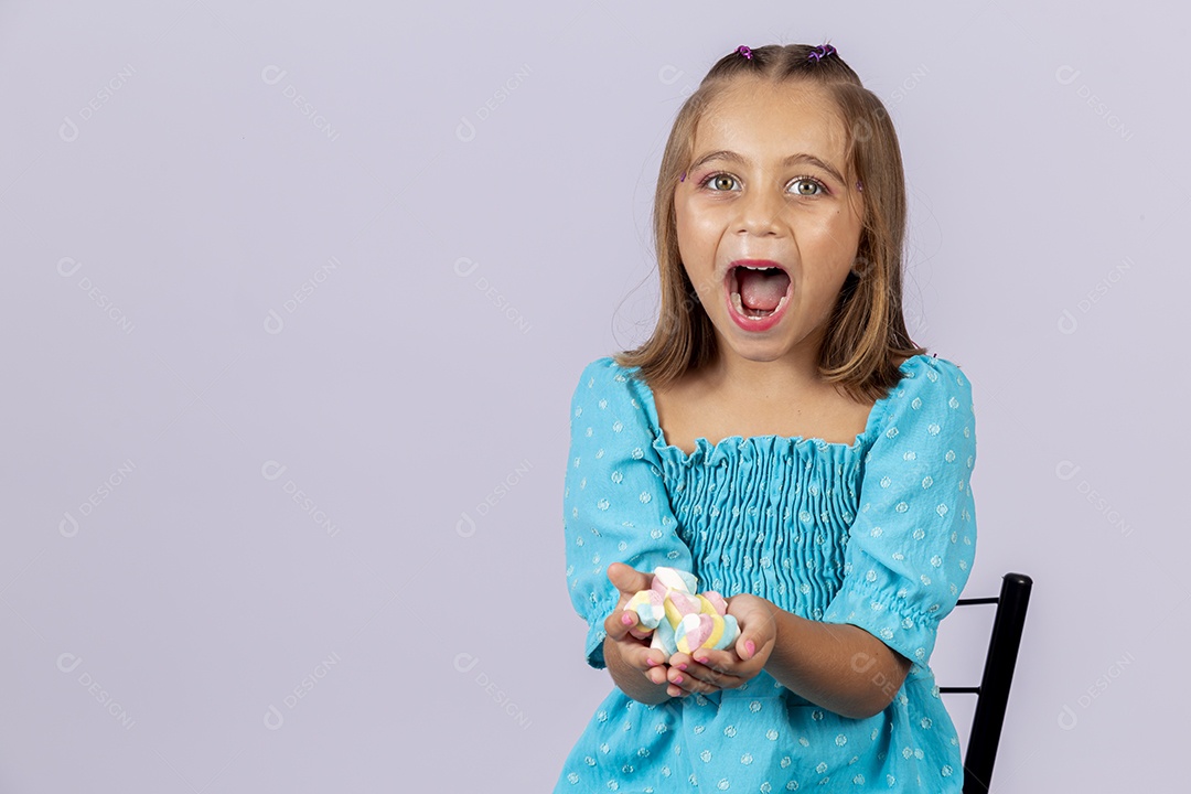 Linda garota sobre fundo isolado branco