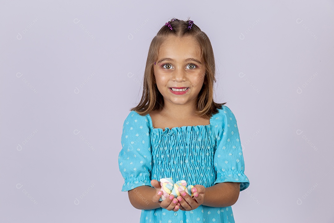 Linda garota sobre fundo isolado branco