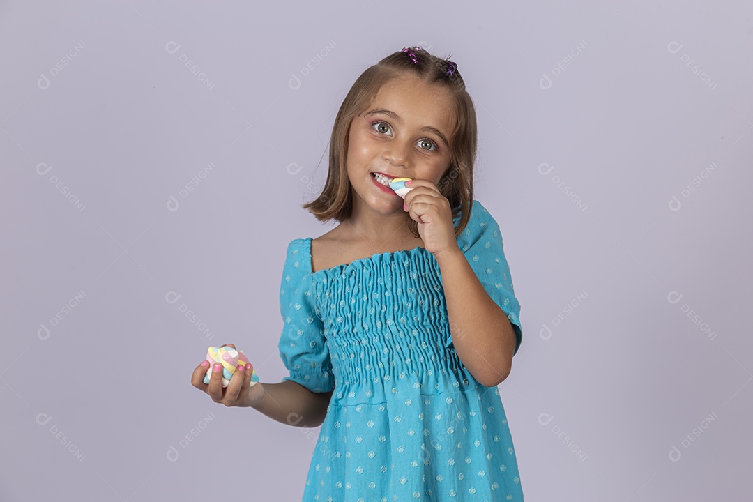 Linda garota sobre fundo isolado branco