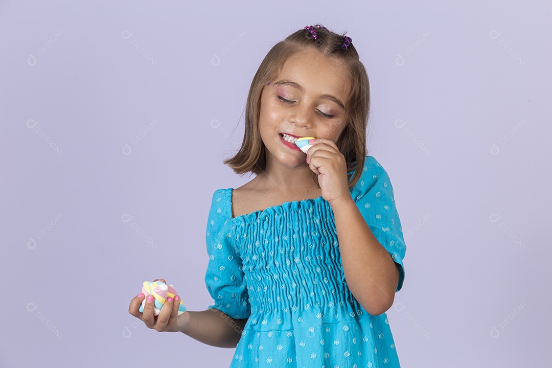 Linda garota sobre fundo isolado branco