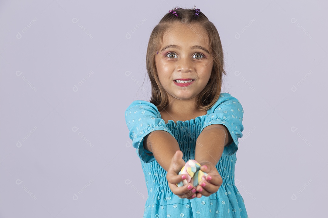 Linda garota sobre fundo isolado branco