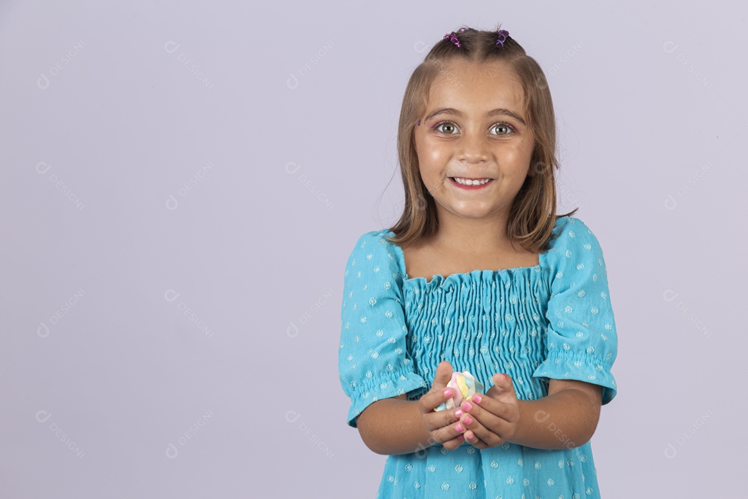 Linda garota sobre fundo isolado branco