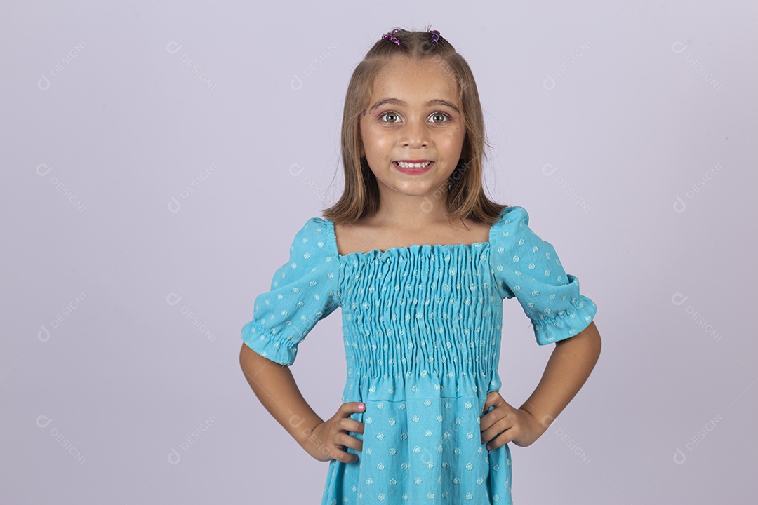 Linda garota sobre fundo isolado branco