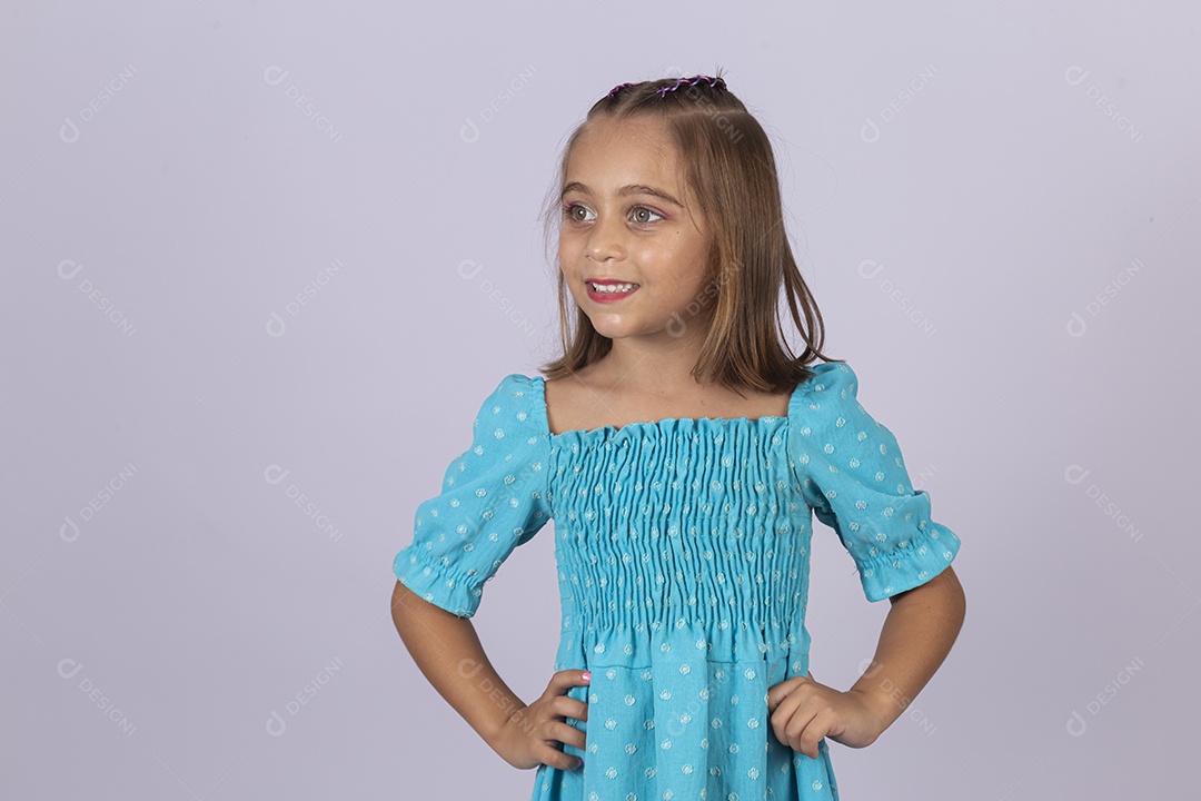 Linda garota sobre fundo isolado branco