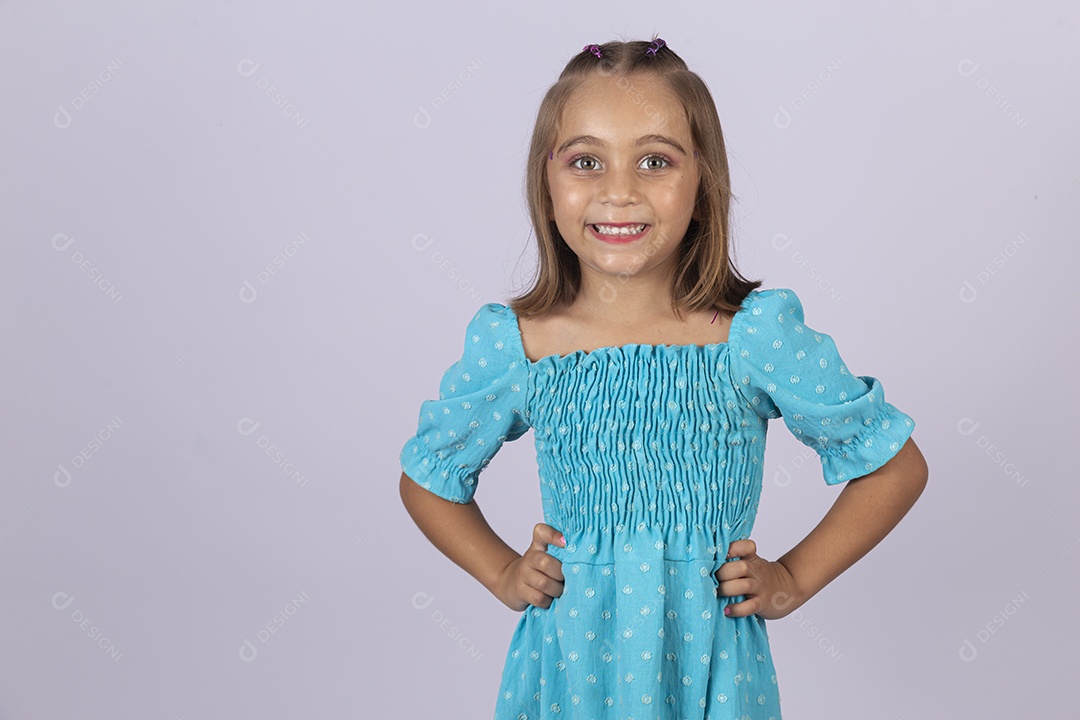 Linda garota sobre fundo isolado branco