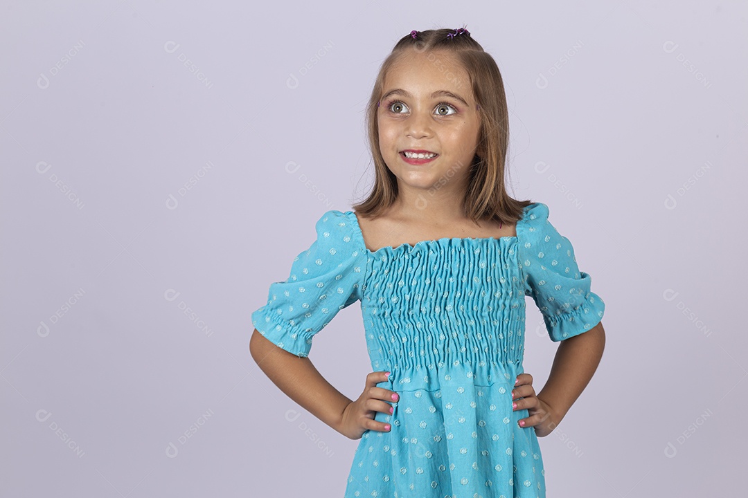 Linda garota sobre fundo isolado branco