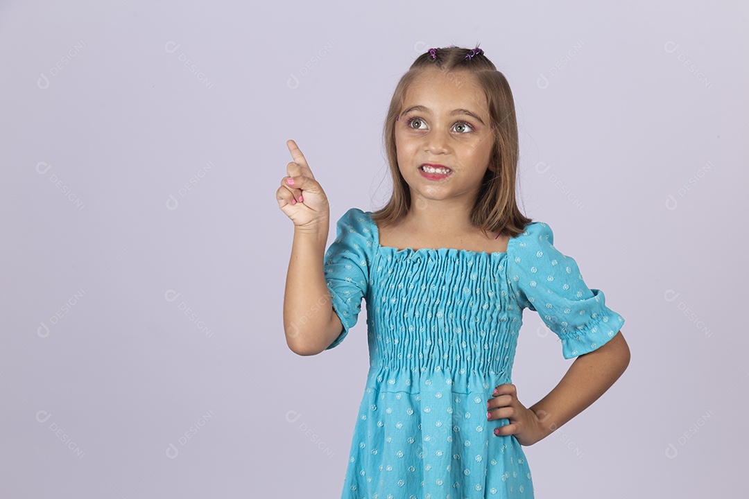 Linda garota sobre fundo isolado branco