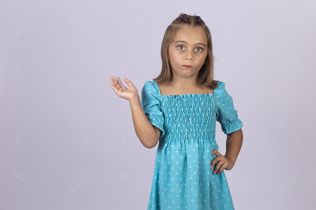 Linda garota sobre fundo isolado branco