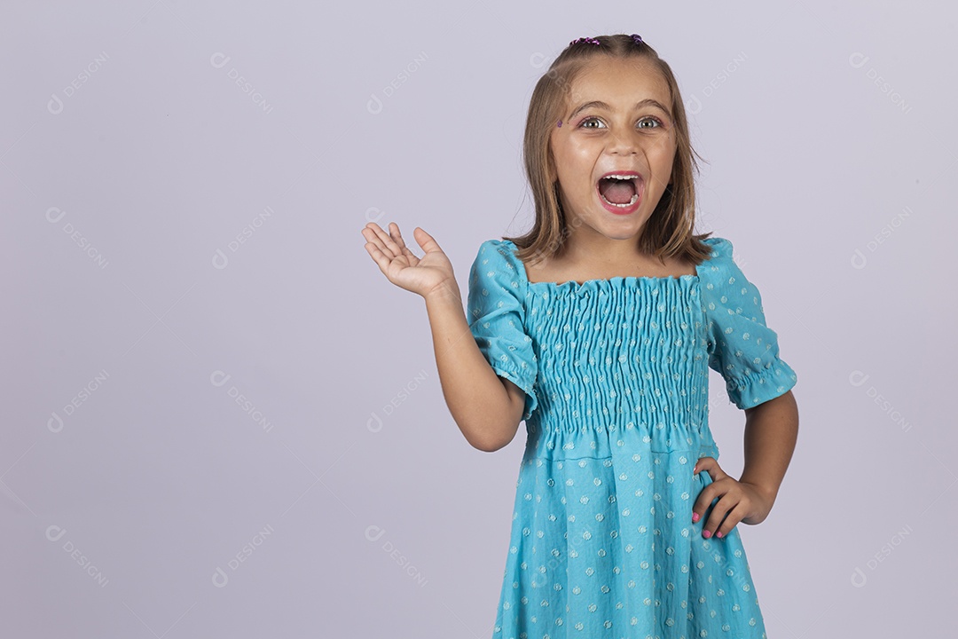 Linda garota sobre fundo isolado branco