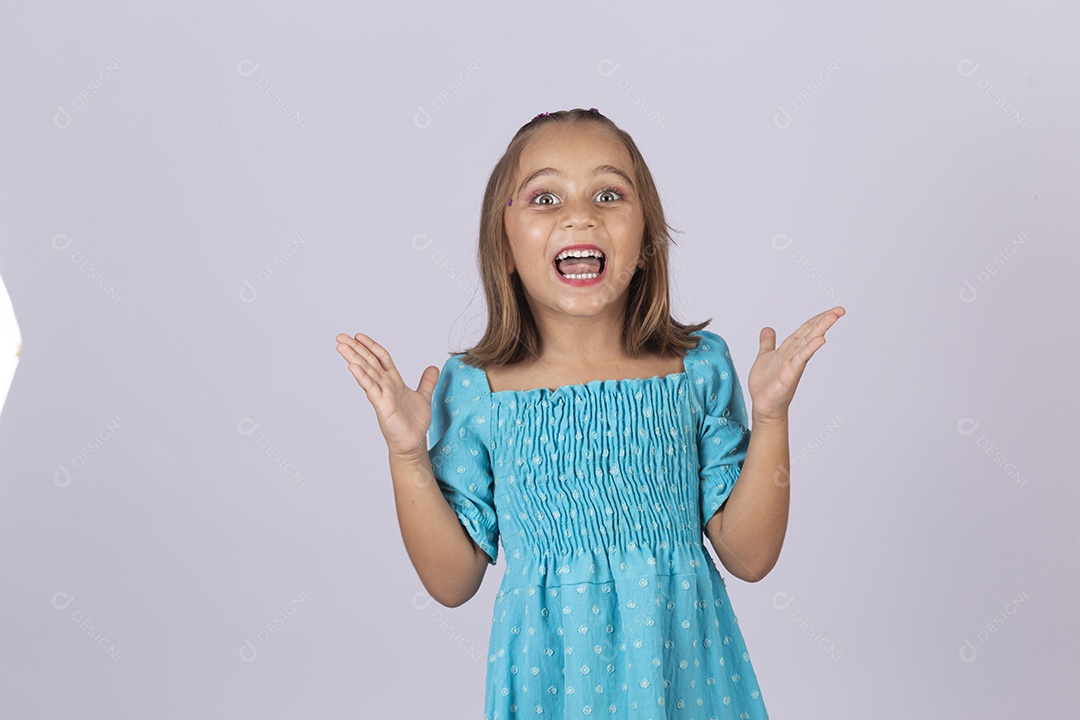 Linda garota sobre fundo isolado branco