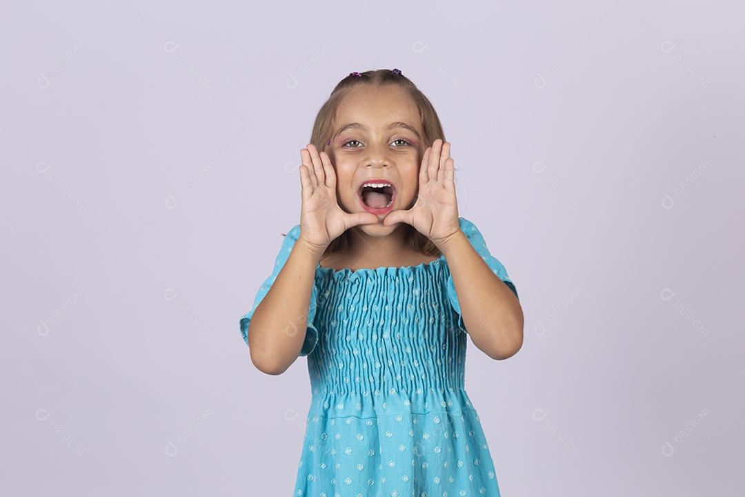 Linda garota sobre fundo isolado branco