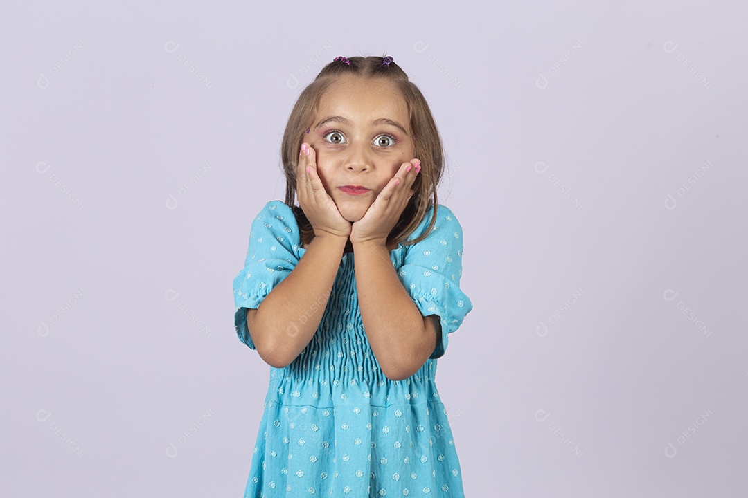 Linda garota jovem sobre fundo isolado