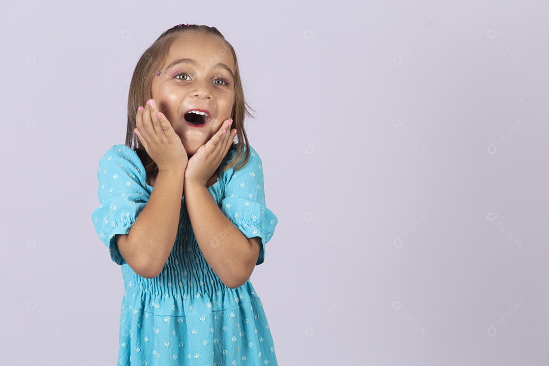 Linda garota jovem sobre fundo isolado