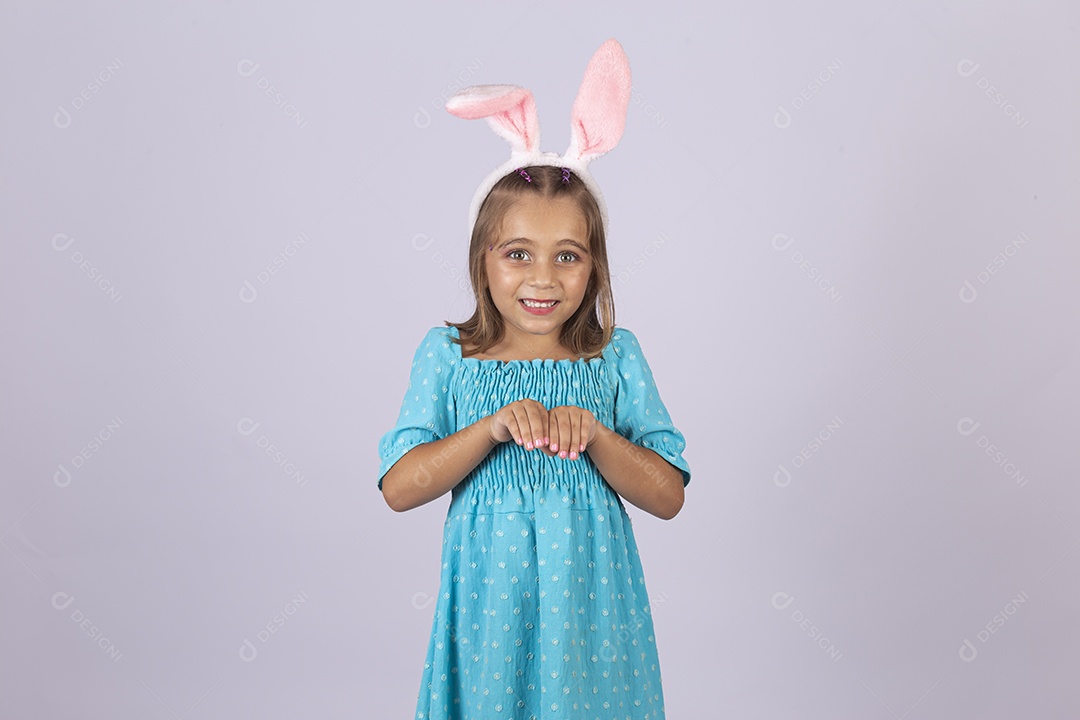 Linda garota usando tiara de coelho páscoa