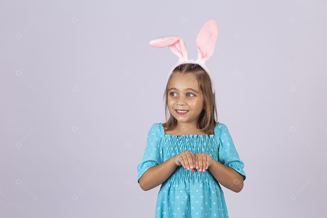 Linda garota usando tiara de coelho páscoa