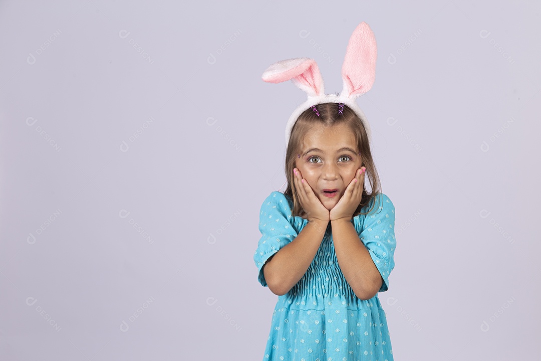 Linda garota usando tiara de coelho páscoa