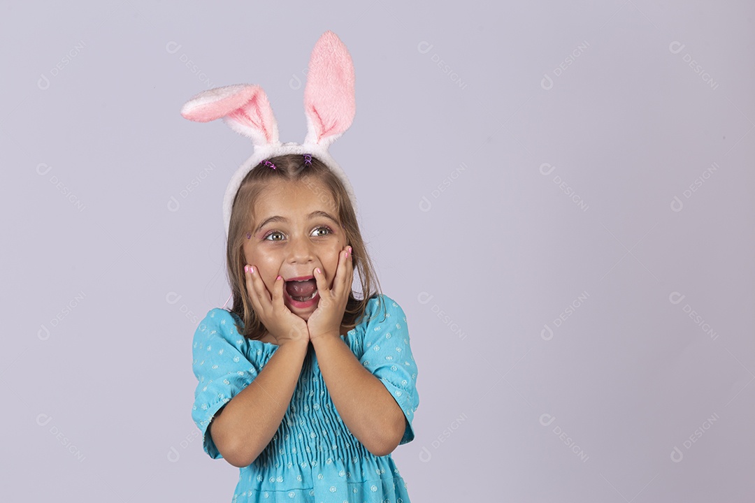 Linda garota usando tiara de coelho páscoa