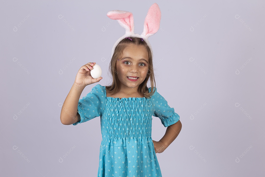 Linda garota usando tiara de coelho páscoa