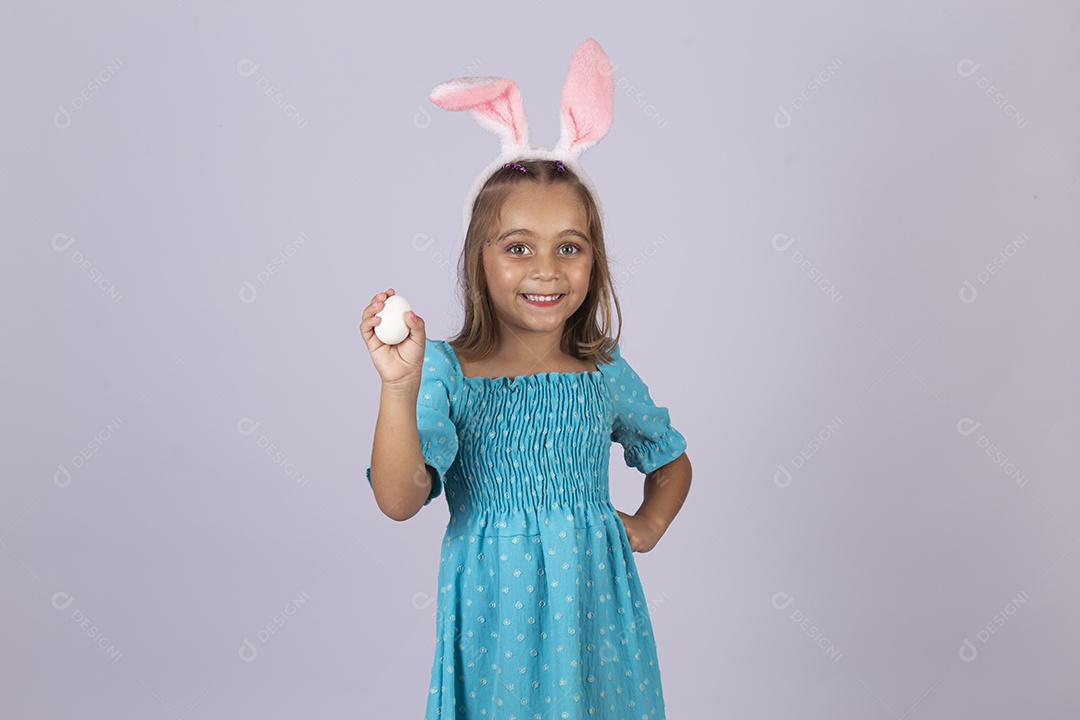 Linda garota usando tiara de coelho páscoa