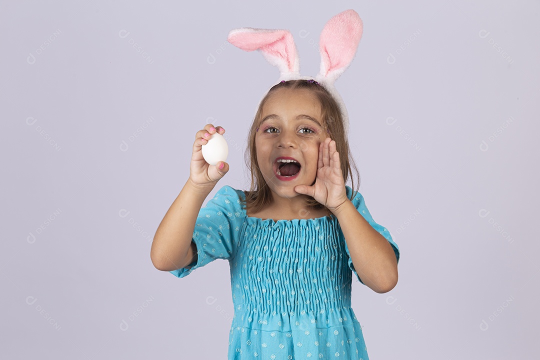 Linda garota usando tiara de coelho páscoa