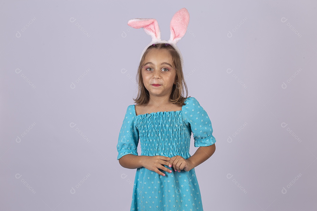 Linda garota usando tiara de coelho páscoa