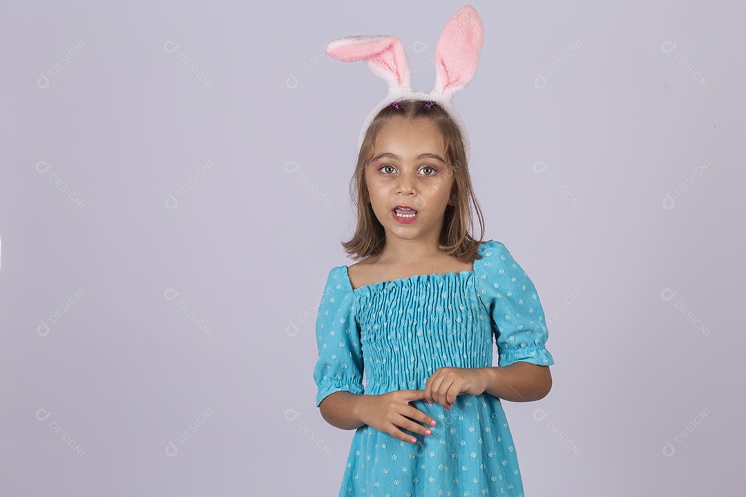 Linda garota usando tiara de coelho páscoa