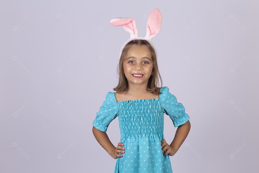 Linda garota usando tiara de coelho páscoa