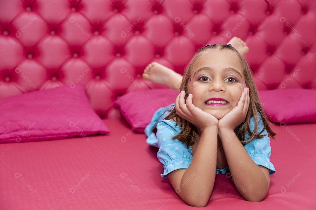 Linda garota jovem deitado sobre cama