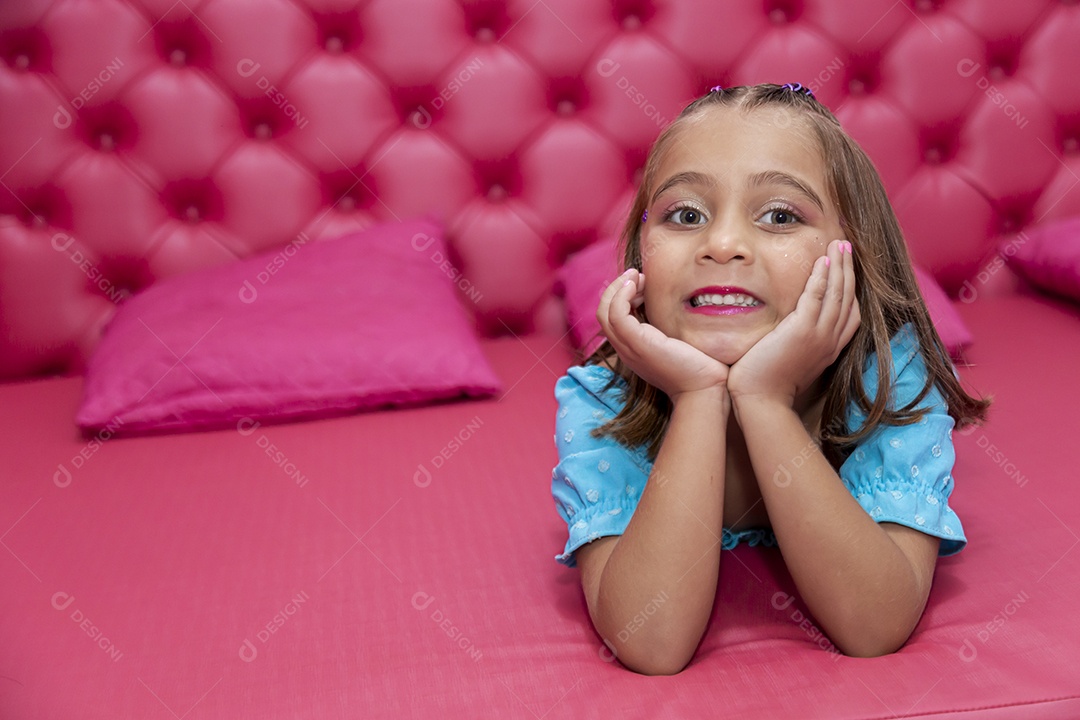 Linda garota jovem deitado sobre cama