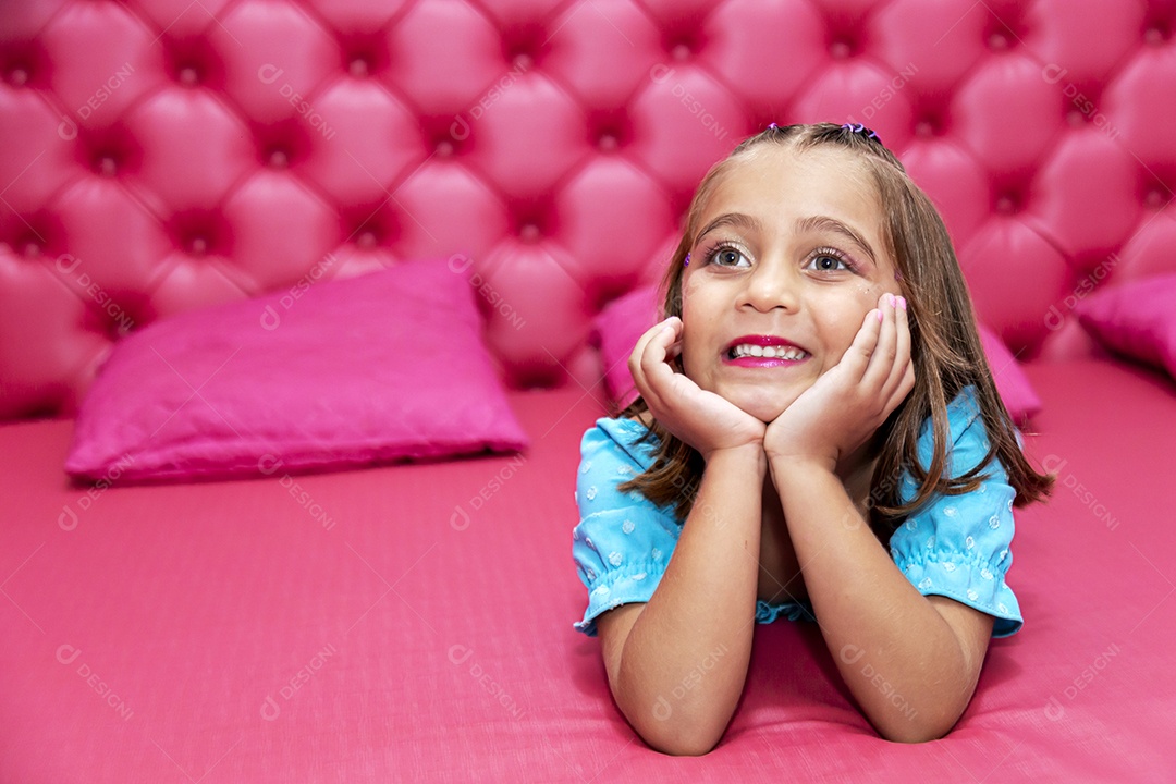 Linda garota jovem em um salão de beleza