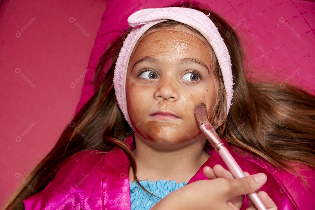 Linda garota sendo maquiada