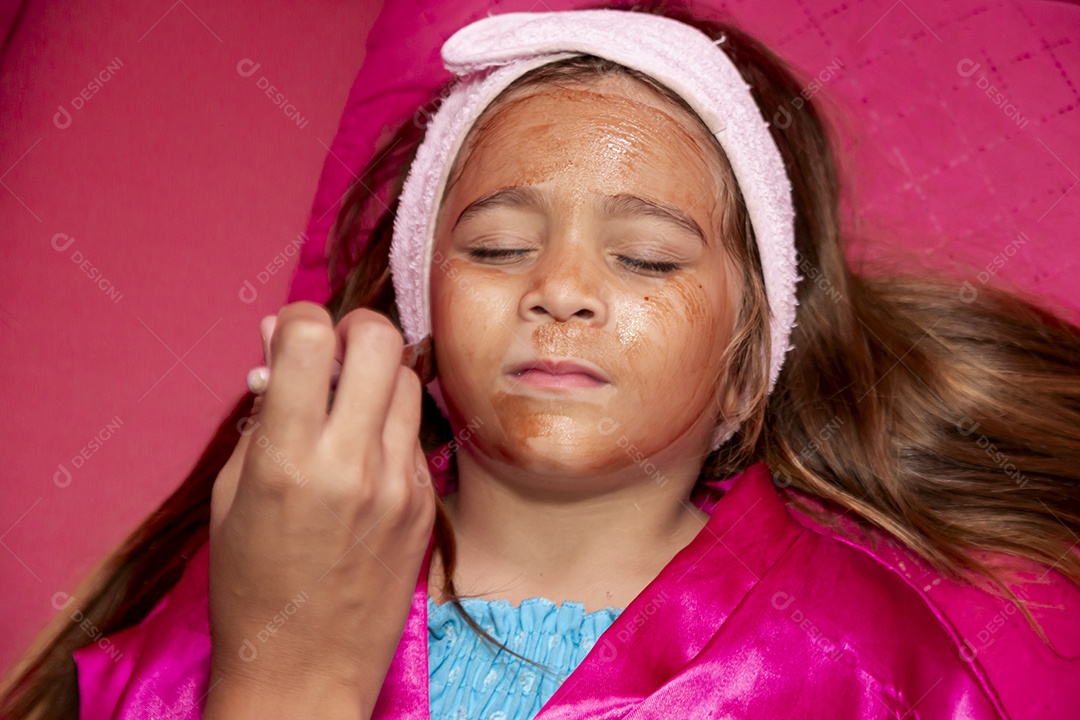 Linda garota sendo maquiada