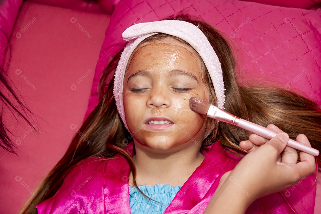 Linda garota sendo maquiada