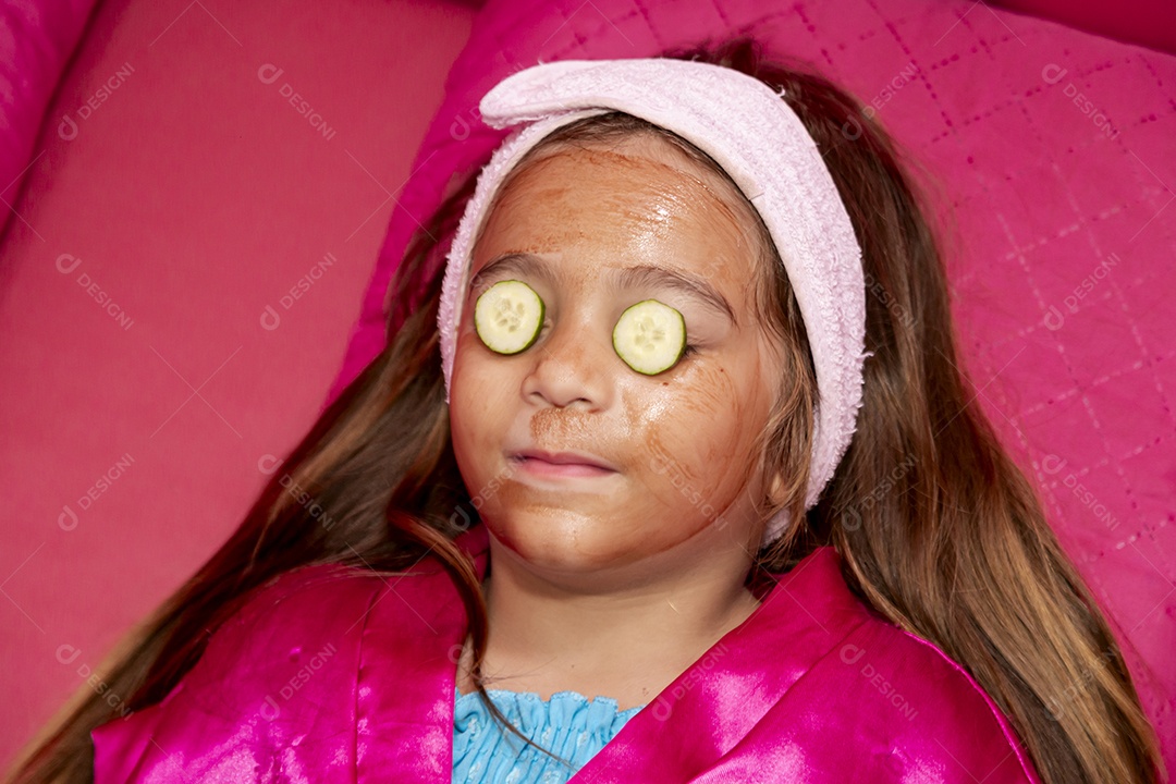 Linda garota sendo maquiada