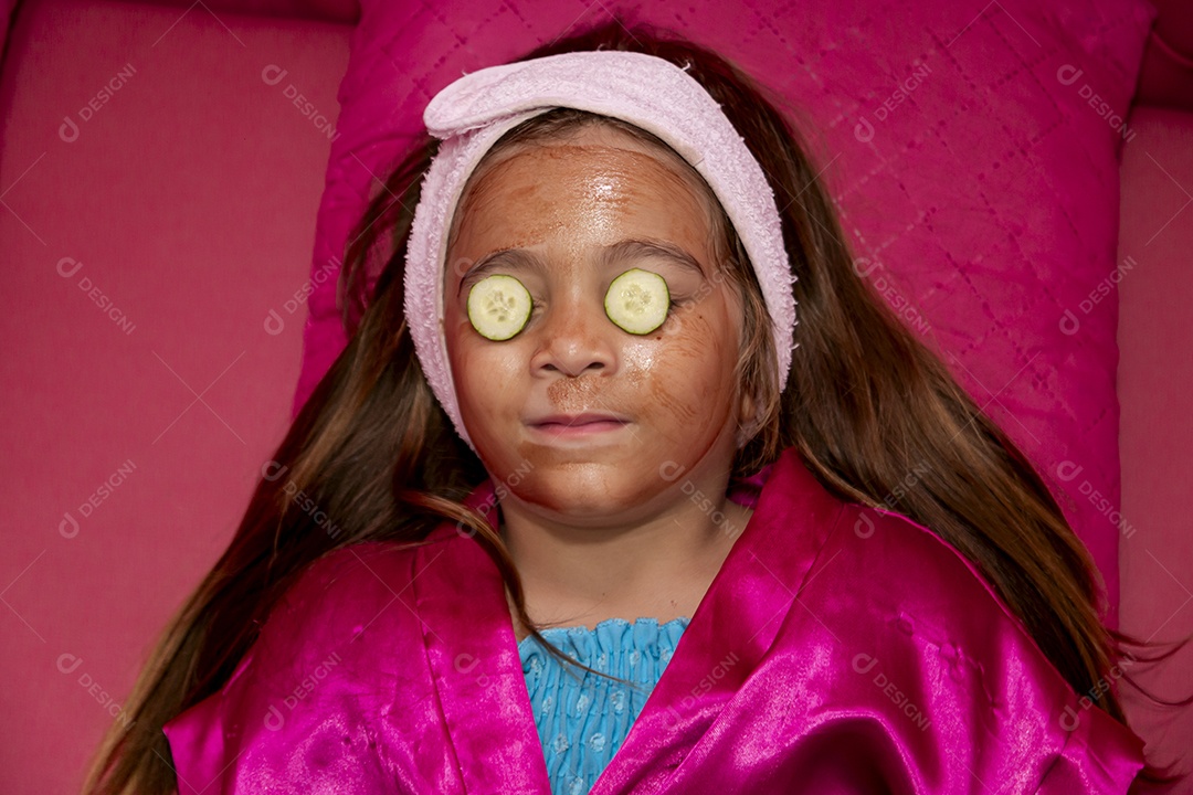 Linda garota sendo maquiada