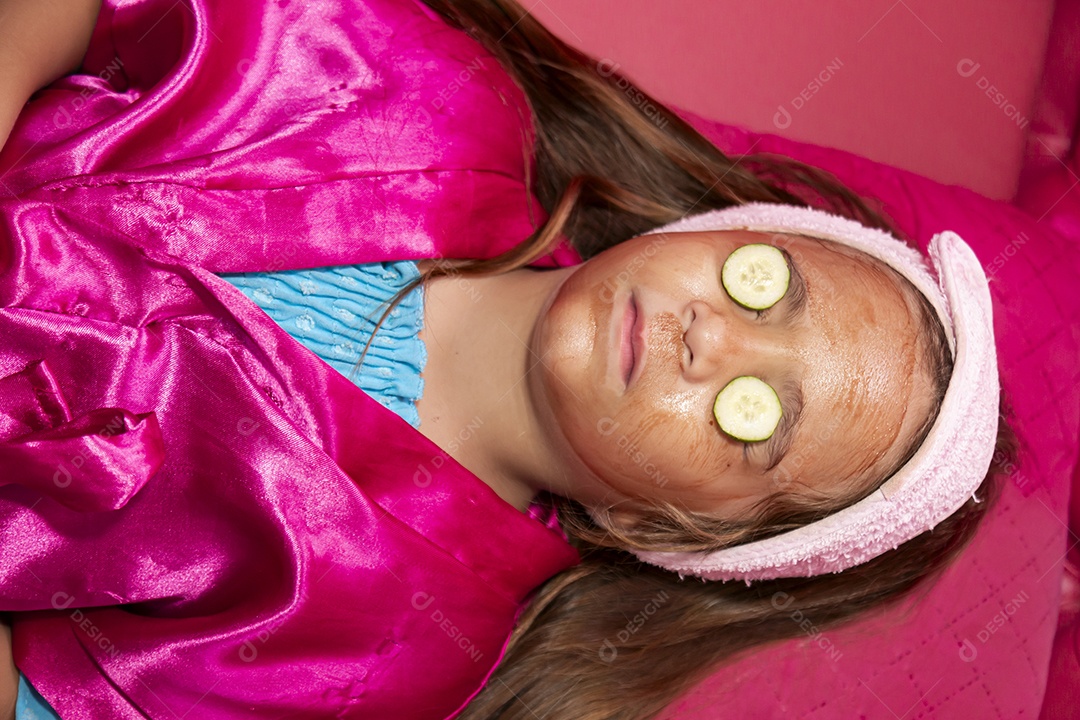 Linda garota sendo maquiada