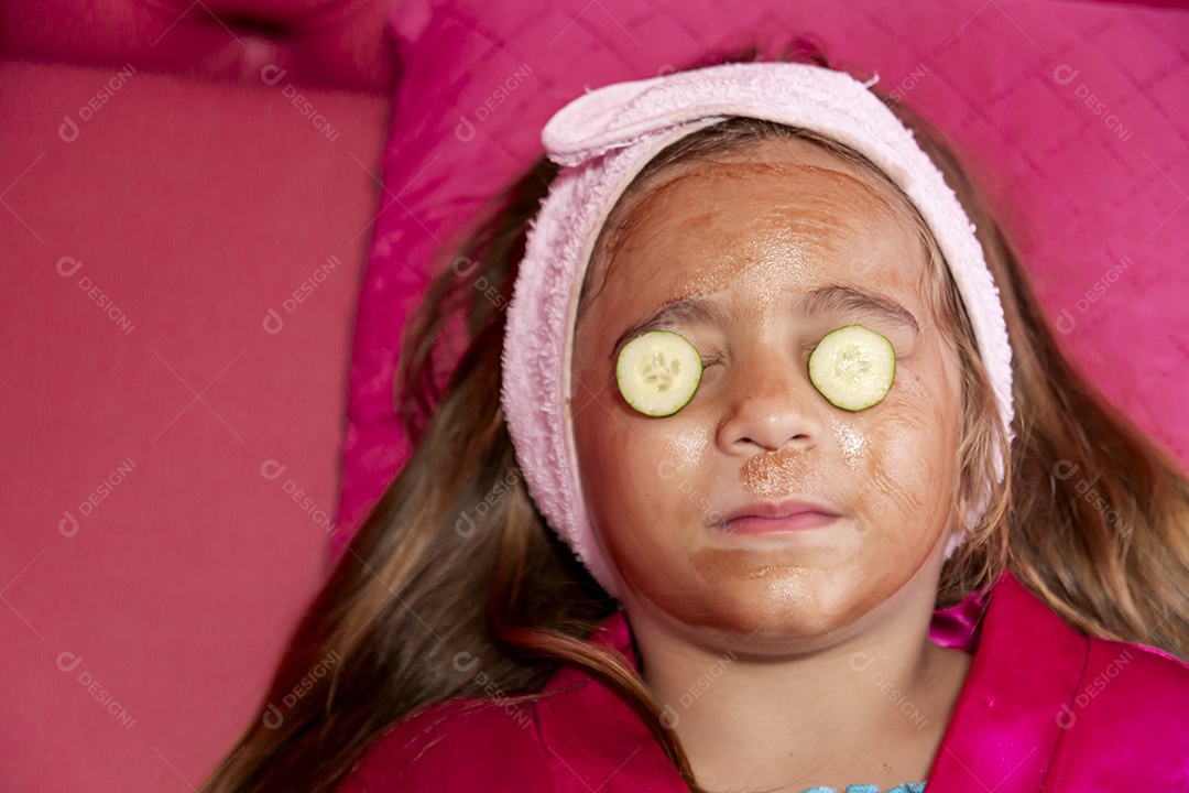 Linda garota sendo maquiada