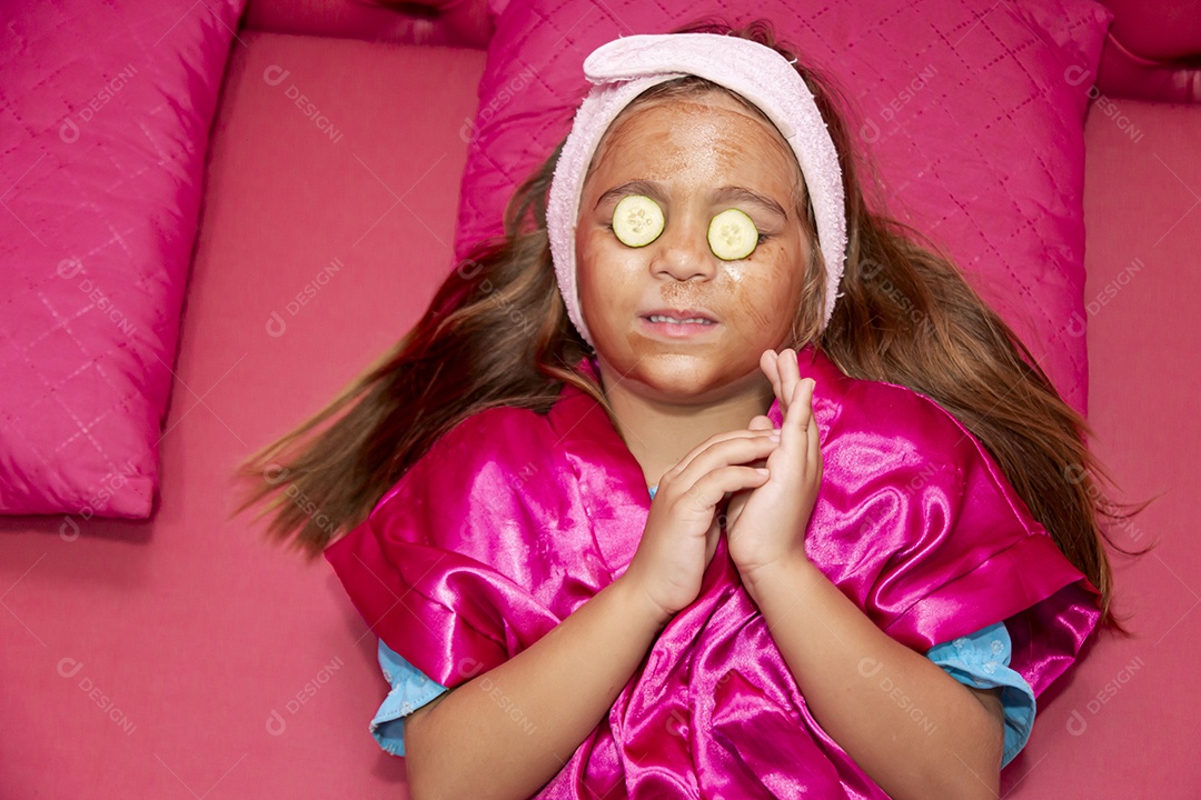 Linda garota sendo maquiada