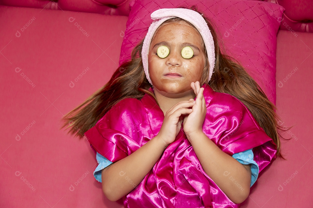 Linda garota sendo maquiada