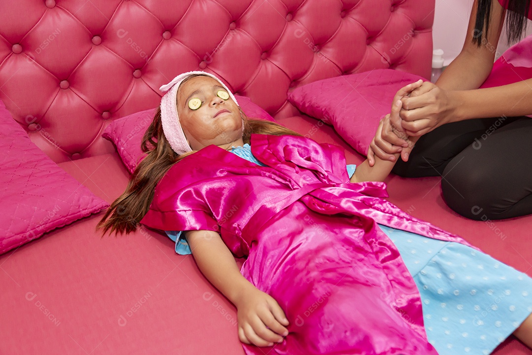 Linda garota sendo maquiada