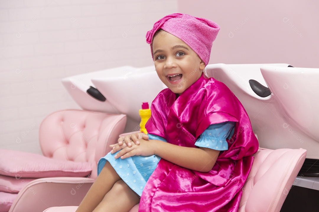 Linda garota jovem em um salão de beleza