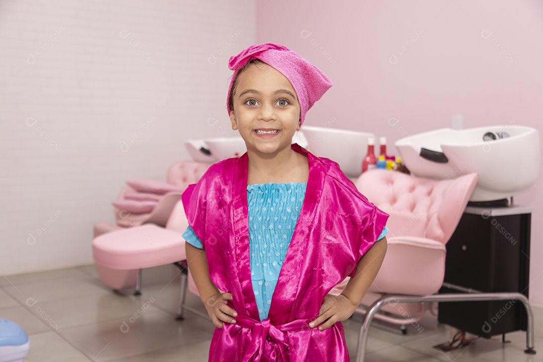 Linda garota jovem em um salão de beleza