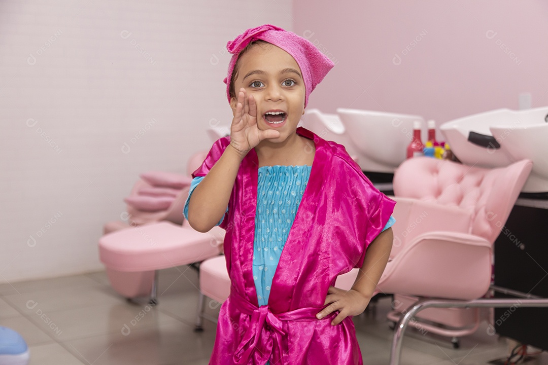 Linda garota jovem em um salão de beleza