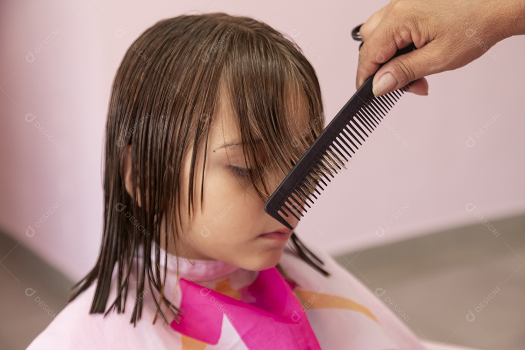 Linda garota jovem em um salão de beleza