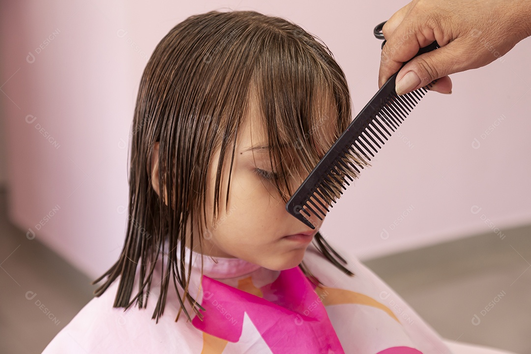 Linda garota em um salão de beleza